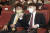  정의당 여영국 대표(왼쪽)와 국민의힘 이준석 대표가 지난달 11일 볼로디미르 젤렌스키 우크라이나 대통령 화상연설이 열린 국회도서관 대강당에서 대화하고 있다. 국회사진기자단