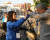 박지현 더불어민주당 비대위원장이 30일 부산시 금정구 부산대학교 정문 앞에서 열린 선거유세에서 시민과 하이파이브를 하고 있다. 뉴스1