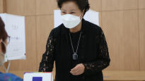 권양숙 여사, 투표 소감 묻자 미소만…尹·文·朴은 사전투표