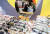제8회 전국동시지방선거일인 1일 오전 서울 광진구의 한 안경점에 마련된 화양동 제5투표소에서 시민들이 소중한 한 표를 행사하고 있다. 뉴스1