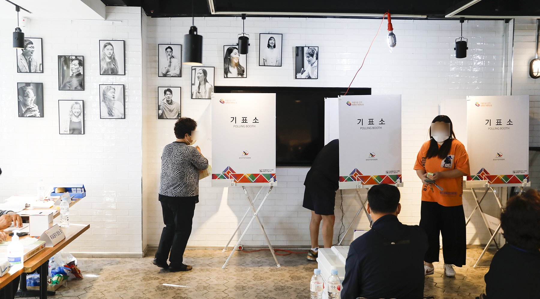 제8회 전국동시지방선거일인 1일 서울 북가좌 제2동 제5투표소(커피전문점 산맥)을 찾은 유권자들. 뉴시스