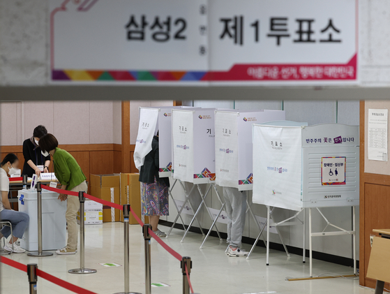 1일 서울 강남구 삼성2문화센터에 설치된 투표소가 한산한 모습을 보이고 있다.   이날 투표는 오전 6시를 기해 전국 1만4천465곳의 투표소에서 일제히 진행됐다. 연합뉴스