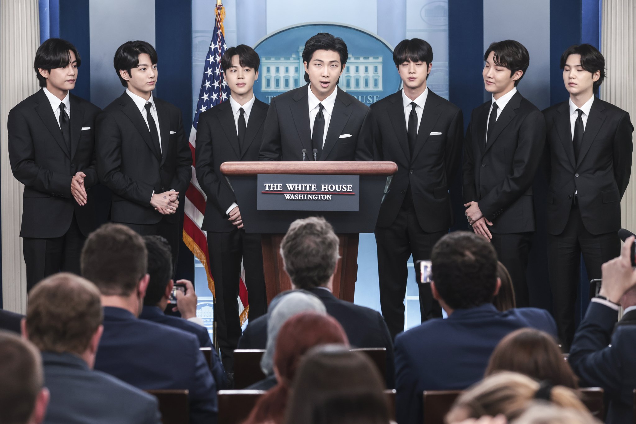 BTS가 31일(현지시간)백악관 기자실을 방문해 아시아계 증오 범죄에 대한 입장을 밝혔다. EPA=연합뉴스