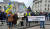 지난 3월 5일 우크라이나 남부 도시 헤르손 주민들이 '우리는 우크라이나인'이라고 쓰인 손팻말과 깃발을 들고 반러시아 집회를 하는 모습. [AP=뉴시스] 