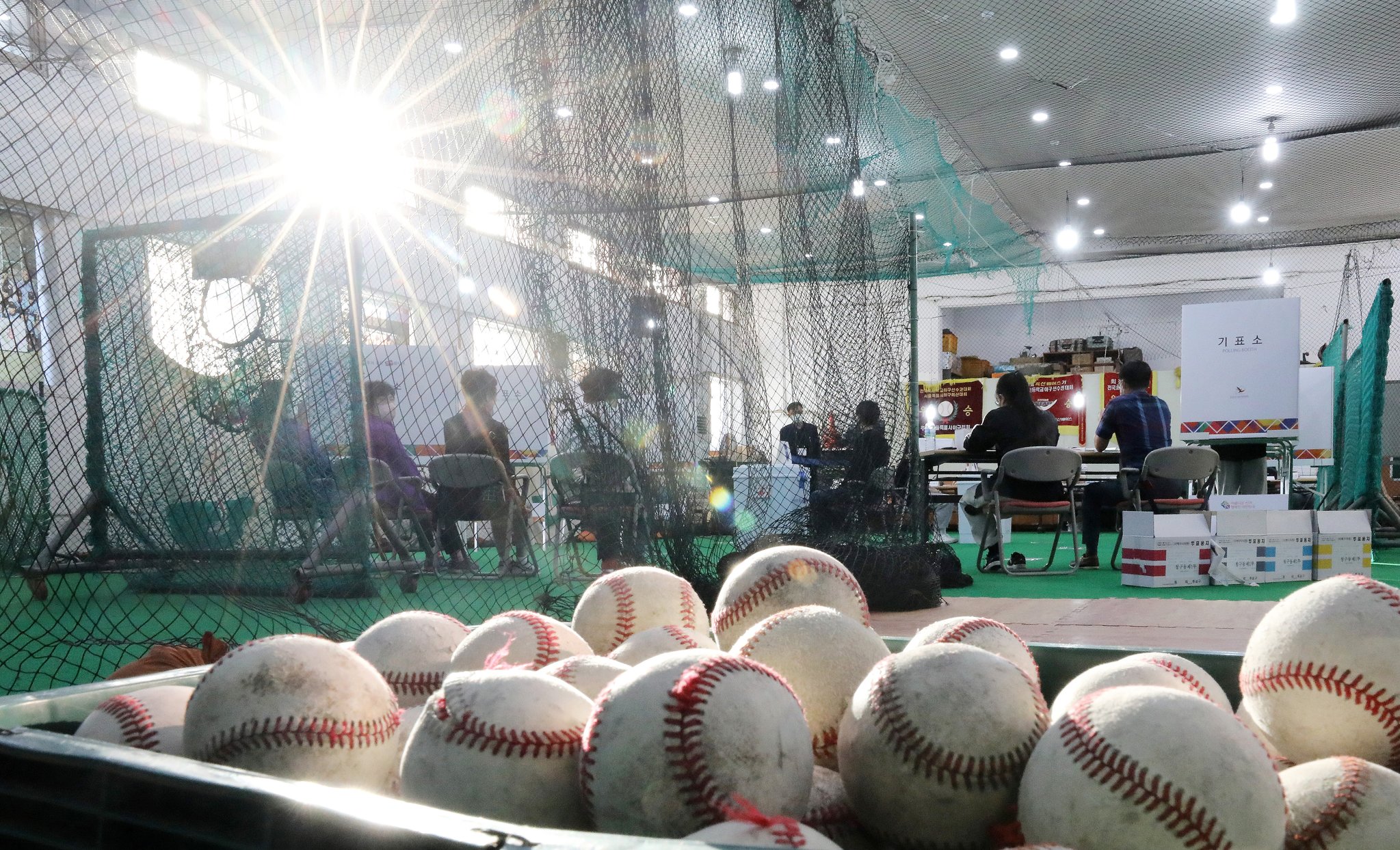1일 오전 서울 중구 청구초등학교 야구부실내훈련장에 마련된 청구동 제1투표소. 뉴스1 
