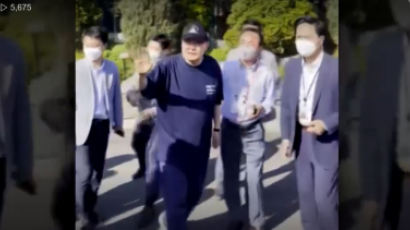 尹, 선거날 靑 깜짝방문…검은 옷·모자 로고에 숨겨진 의미