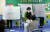 제8회 전국동시지방선거 투표일인 1일 오전 충남 논산시 연산초등학교에 마련된 제1투표소에서 유권자들이 소중한 한 표를 행사하고 있다. 김성태