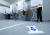 제8회 전국동시지방선거일인 1일 서울 성북구 한 아파트 주차장에 마련된 투표소에서 유권자들이 소중한 한 표를 행사하고 있다. 연합뉴스