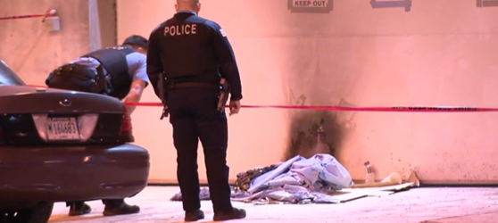 지난달 31일(현지시간) 현지 언론에 따르면 미국 시카고의 한 거리에서 잠을 자던 70대 노숙자에게 불을 붙인 20대 남성이 붙잡혔다. 현지 경찰들이 범죄 현장을 둘러보고 있는 모습. [미국 지역언론 '폭스32시카고' 방송화면 캡처]