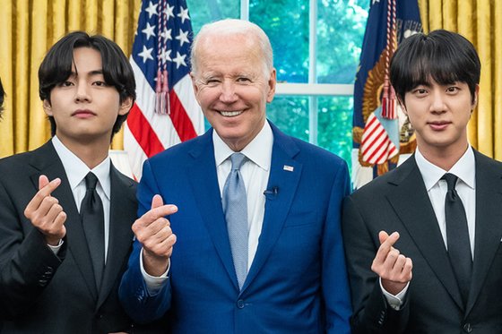 31일(현지시간) 미국 워싱턴DC 백악관에 아시아인 혐오 범죄에 대한 대응을 논의하기 위해 초청된 방탄소년단(BTS) 멤버 뷔(맨 왼쪽)와 진(맨 오른쪽)이 조 바이든 미국 대통령과 '손하트' 포즈로 기념 촬영하고 있다. [사진 하이브]