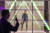 미국 뉴욕 구겐하임 뮤지엄에서 열린 YCC 파티에서 파티에 참석자들이 LG디스플레이 55인치 투명 OLED 9대로 홀로그램을 구현한 대형 포토월에서 기념촬영을 하고 있다. [사진 LG]