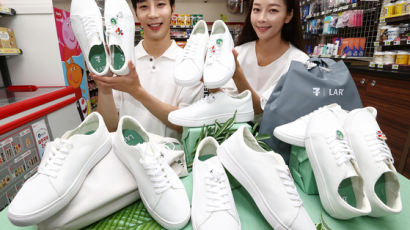 화제의 ‘신동빈 신발’ 브랜드 제품, 세븐일레븐서 한정 판매 