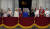 2013년 6월 엘리자베스2세 영국 여왕(가운데)이 찰스 왕세자 부부, 윌리엄 왕세손 부부, 해리 왕자 등과 함께 버킹엄궁 발코니에서 영국 왕립 공군의 곡예 비행을 감상하고 있다. [AP=연합뉴스]