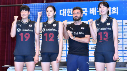 VNL 첫 경기 나선 한국 여자배구, 10개월 만에 만난 라이벌 일본에 완패