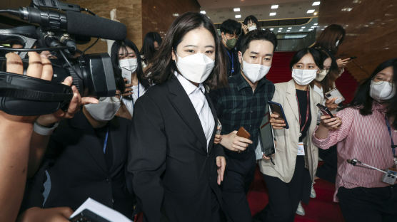 [포토버스] 더불어민주당 지도부 총사퇴, 국회 떠나는 박지현 위원장