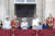 2일 버킹엄궁 발코니에서 비행쇼를 보고 있는 엘리자베스 2세 여왕(가운데)과 왕실 가족들. AP=연합뉴스
