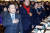 2019년 1월 고 이완구 전 국무총리(왼쪽)를 지지하는 모임인 '완사모' 창립 10주년 신년회 행사에서 김태흠 충남지사 당선인(왼쪽 넷째)가 국민의례를 하고 있다. [중앙포토]