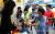 지난 2014년 9월 '가만히 있으라' 침묵행진을 제안한 용혜인 기본소득당 의원(당시 대학생)이 서울 광화문광장 단식농성장 시민들에게 노란 종이배를 나눠주고 있다. 연합뉴스