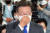 이재명 더불어민주당 인천 계양을 국회의원 보궐선거 후보가 2일 인천시 계양구에 마련된 선거사무소에서 소감을 밝히기 앞서 마스크를 고쳐쓰고 있다.[인천사진공동취재단]