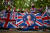 2일 엘리자베스 2세 여왕의 70주념 기념행사 퍼레이드를 보러 나온 영국 국민들. AFP=연합뉴스