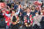 유정복 국민의힘 인천시장 후보 내외가 1일 오후 인천시 미추홀구에 마련된 선거사무소에서 당선이 확실시 되자 꽃목걸이를 걸고 두 팔을 번쩍 들어올리고 있다. 인천사진공동취재단