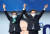 지난 3월 3일 이재명 더불어민주당 대선 후보(오른쪽)와 김동연 새로운물결 대표가서울 영등포구 타임스퀘어 광장에서 열린 유세에서 함께 입장, 시민들에게 인사하고 있다. 국회사진기자단