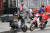지난 2월 21일 서울 시내에서 오토바이 배달원들이 음식을 배달하고 있다. 연합뉴스