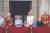 엘리자베스 2세 여왕(가운데)이 2일 버킹엄궁 발코니에서 즉위 70주년 기념 첫날 행사로 열린 곡예비행(아래 사진)을 가족들과 관람하고 있다. 왼쪽부터 카밀라 파커 볼스 콘월 공작 부인, 찰스 왕세자, 케이트 미들턴 캠브리지 공작부인과 윌리엄 왕세손. 증손자들도 함께했다. [AP=연합뉴스]
