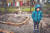 4월 4일 키이우 외곽에 사는 6살 어린이 블라드타뉴크가 굶주림과 전쟁 스트레스로 숨진 엄마의 가설 무덤 앞에서 슬픈 표정으로 서있다. [AP=연합뉴스]