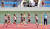 경기 도중 여자 5000m 육상 출전 선수들을 피해 트랙 밖에서 대기하는 우상혁. [뉴스1]