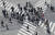 지난 4월 19일 점심시간 서울 종로의 한 횡단보도 위로 시민들이 지나고 있다. 위 사진은 기사 내용과 무관. 연합뉴스