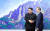 2018년 당시 문재인 대통령(오른쪽)과 김정은 국무위원장. 판문점 평화의 집에서 열린 남북정상회담에 앞서 신장식 작가의 그림 ‘상팔담에서 본 금강산’을 배경으로 기념촬영을 하고 있다. [청와대사진기자단]