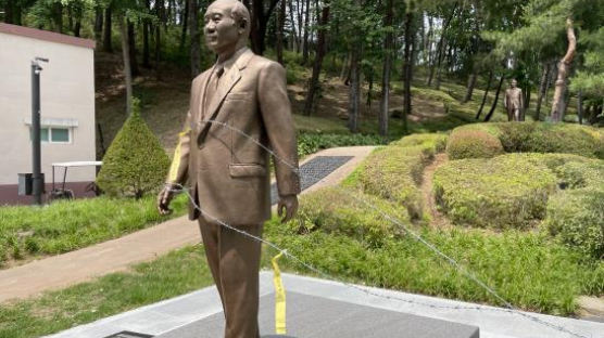 청남대 전두환 동상 또 수난…이번엔 '가시 철선'으로 칭칭