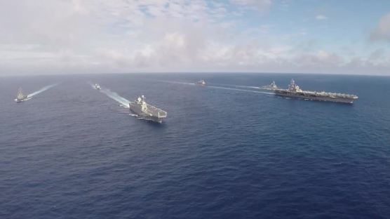 해군, 한반도 가까운 바다서 美 핵 항모와 연합훈련
