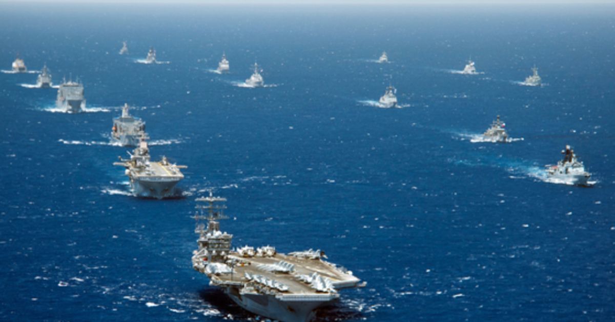 ‘2012 림팩(환태평양)’에 참가한 함정들이 7월 28일 미국 하와이 인근 해상에서 기동훈련을 하고 있다.사진 해군
