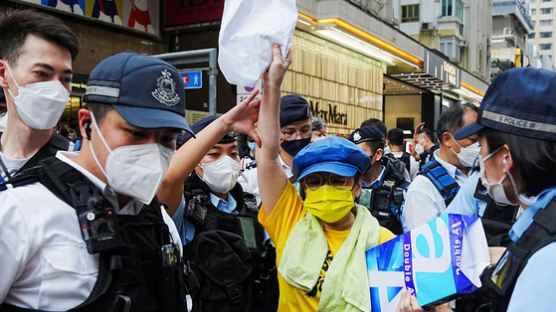 장난감 탱크도 검문당했다…천안문 33주기, 촛불 밝힌 홍콩
