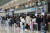 현충일 연휴를 앞두고 3일 오전 김포공항 국내선 청사가 여행객들로 붐비고 있다. 연합뉴스