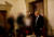 보리스 존슨 영국 총리가 코로나19 봉쇄 중이던 2020년 11월 13일 총리실에서 개최된 공보국장 송별파티에 참석해서 술잔을 들어 올리고 있는 모습. [영국 정부 보고서=연합뉴스]