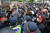 민주노총 공공운수노조 화물연대가 무기한 총파업에 돌입한 7일 오후 울산 남구 상개삼거리에서 조합원들이 출입하는 차량을 막다 경찰과 충돌하고 있다. 뉴시스