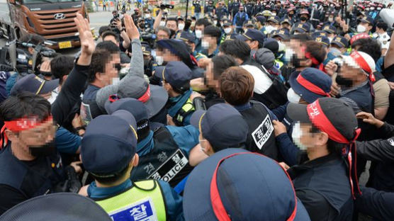 화물차 막고 경찰 밀쳐 4명 체포…화물연대 총파업에 곳곳서 충돌