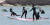 부산지방 낮 최고기온이 28도의 여름 날씨를 기록한 지난달 29일 부산 송정해수욕장을 찾은 많은 서핑 동호인들이 시원한 바닷물에 뛰어들어 서핑을 타며 이른 더위를 식히고 있다. 송봉근 기자