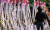  7일 서울 여의도 국회 정문 앞 담장에 이재명 더불어민주당 의원의 첫 출근을 축하하는 화환이 놓여 있다. 뉴스1