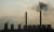 남아프리카공화국 음푸말랑가 주의 국영전력회사 에스콤이 소유한 석탄발전소 에서 연기가 치솟고 있다. 지구 기온 상승을 1.5도 묶기 위해서는 온실가스 배출 가능 총량을 더 줄여야 한다는 연구 결과가 나왔다. 로이터=연합뉴스