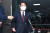 안철수 국민의힘 의원이 7일 국회 의원회관으로 첫 출근하며 취재진의 질문에 답변하고 있다. [뉴스1]