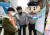 지난 3월 인천 논현경찰서 경찰관들이 인천 논현역 인근에서 학생들을 대상으로 학교폭력 예방 컨설팅을 하고 있다. [뉴스1]