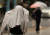 소나기가 내린 5월 18일 서울 광화문역 인근에서 한 시민이 외투로 비를 가리며 뛰어가고 있다. 연합뉴스