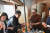 문재인 전 대통령이 경남 양산 평산마을 주민들과 함께 가마에 불을 때고 막걸리를 나눠마시는 모습을 8일 사회관계망서비스(SNS)를 통해 공개했다. 사진 SNS 캡처