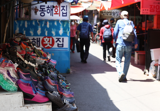 중기부는 올해 2분기 손실보상 선지급 신청을 받는다고 9일 밝혔다. 사진은 서울 시내에서 영업 중인 상점 모습. 연합뉴스