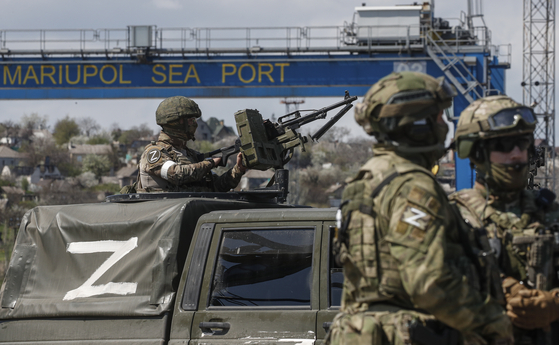 지난달 말 우크라이나 마리우폴 항구를 지키고 있는 러시아 군인들 모습. [EPA=연합뉴스]