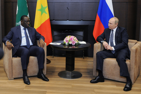 마키 살 세네갈 대통령(왼쪽)과 블라디미르 푸틴 러시아 대통령이 지난 3일 회담하고 있다. AP=연합뉴스 